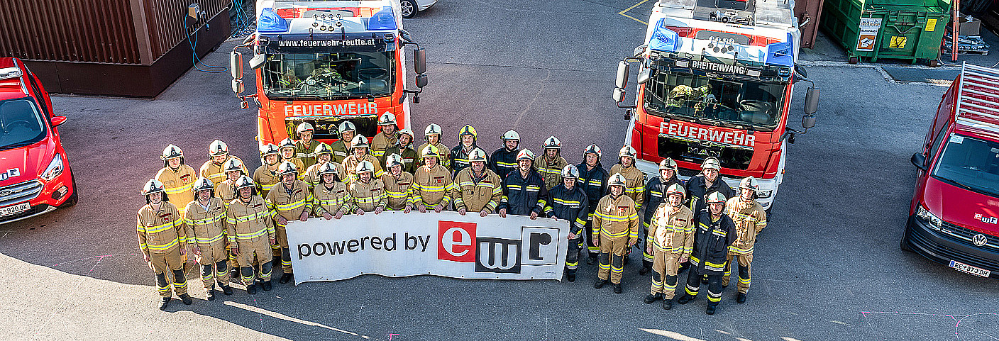 Feuerwehrmitglieder halten ewr-Banner
