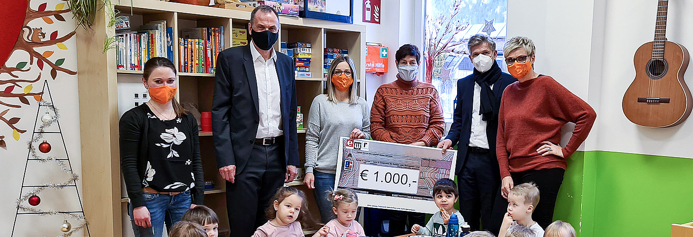 Gruppenbild Scheckübergabe Eltern-Kind-Zentrum Reutte