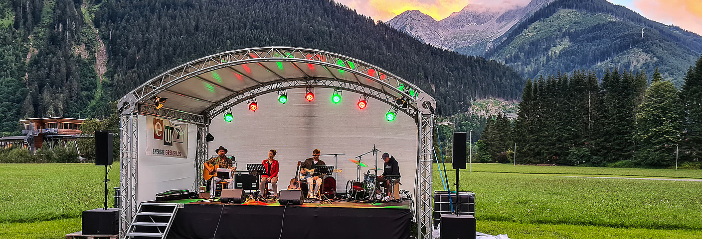 Bühne im Freien mit Musikgruppe Lechufer