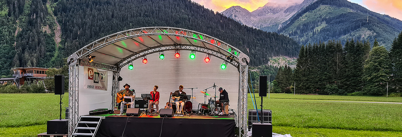 Bühne im Freien mit Musikgruppe Lechufer