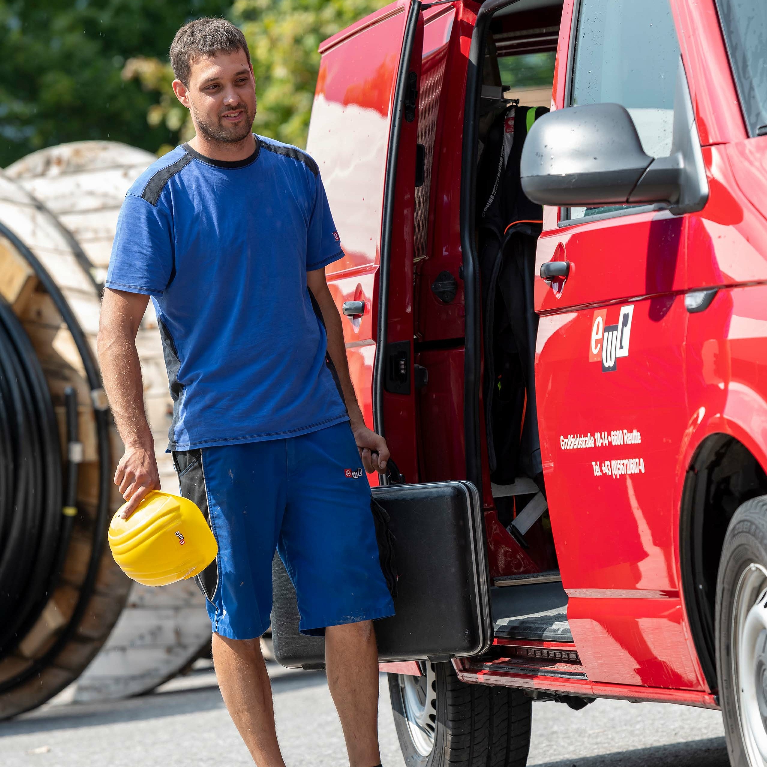 Arbeiter unterwegs mit Dienstwagen