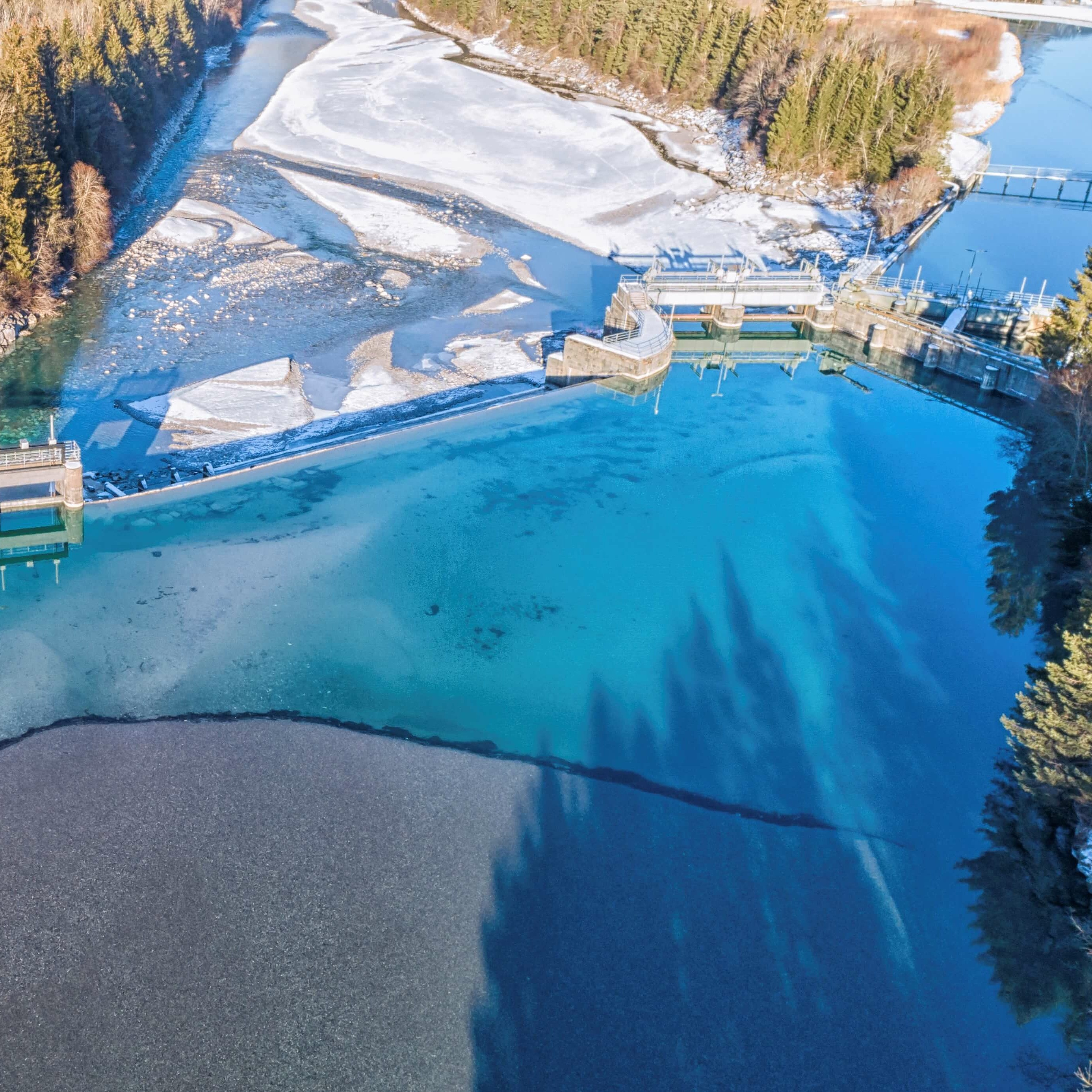 Luftaufnahme Wasser und Wehranlage