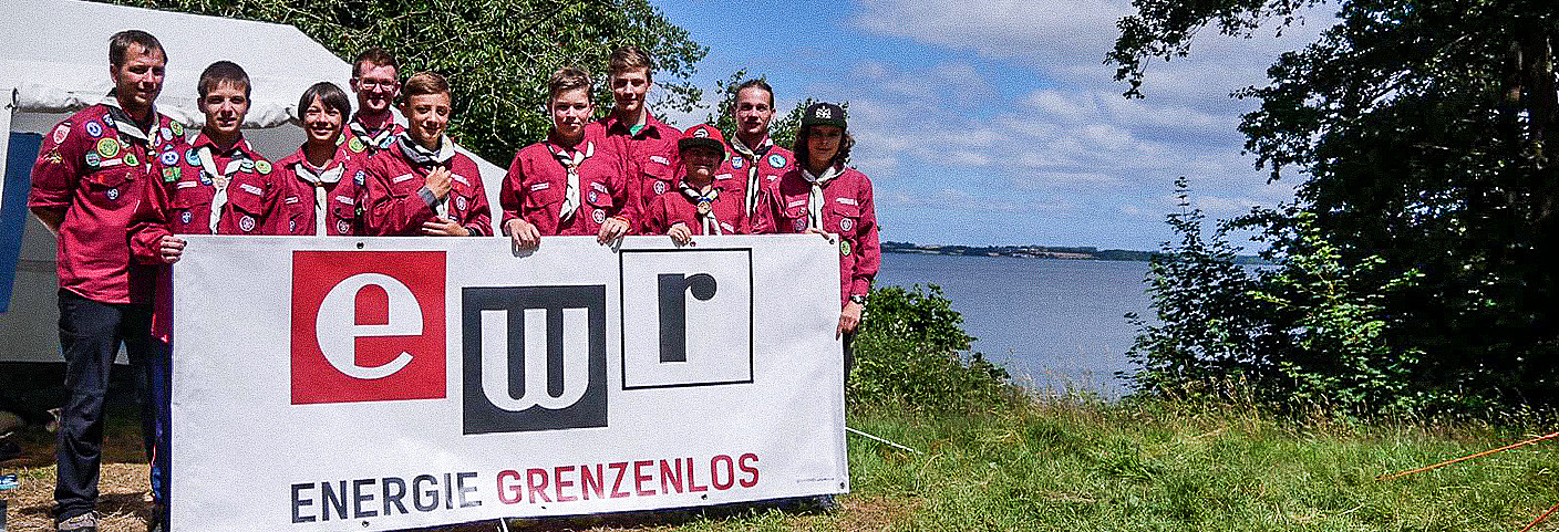 Gruppenbild Pfadfinder Reutte mit EWR Banner