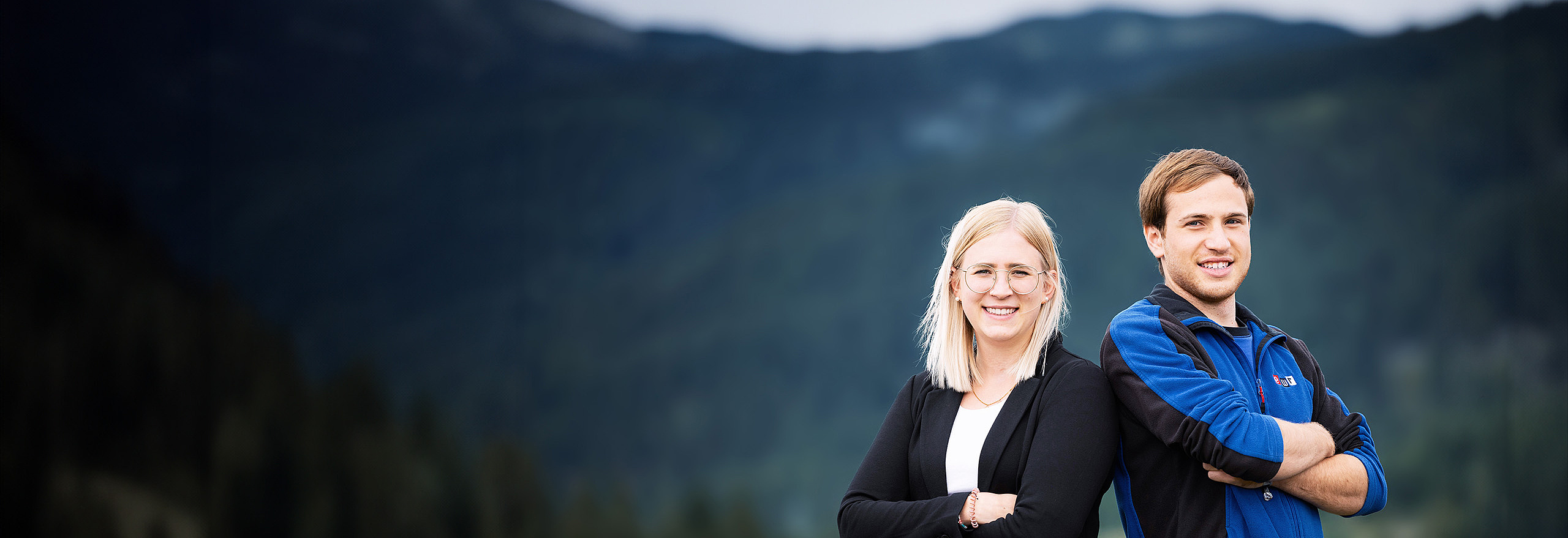 Ein Mann und eine Frau stehen Rücken an Rücken