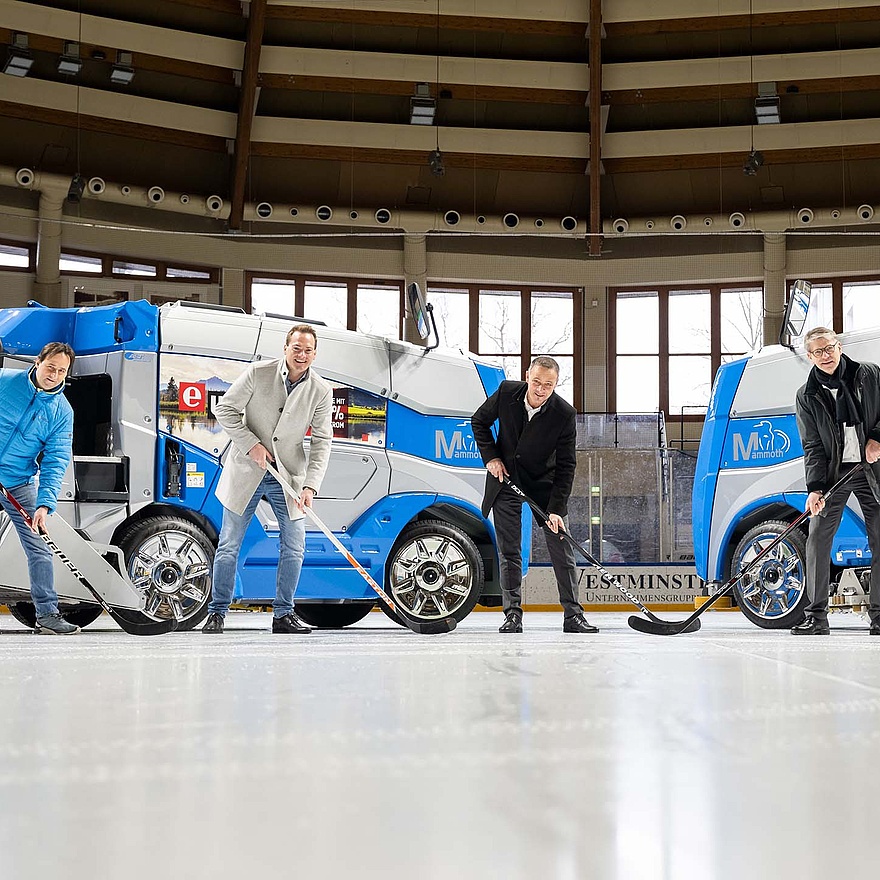 Eisbahn indoor mit Personen darauf