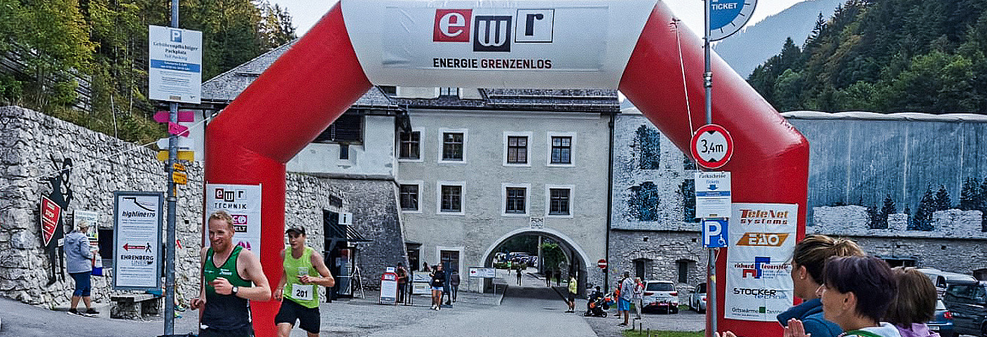 Läufer in der Ehrenberger Klause bei EWR Start- und Zielbogen