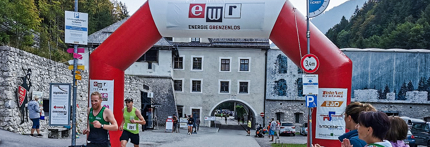 Läufer in der Ehrenberger Klause bei EWR Start- und Zielbogen