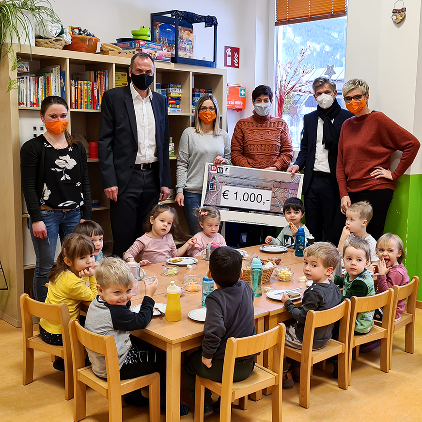 Vorstand mit Kindergruppe und Betreuerinnen Eltern-Kind-Zentrum