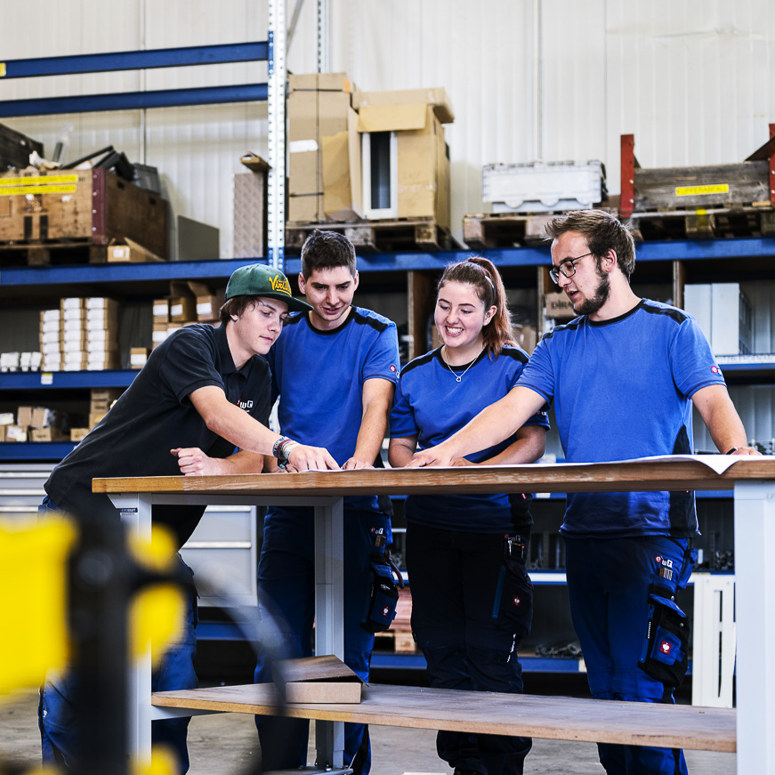 Gruppenbild Lehrlinge in Werkstatt