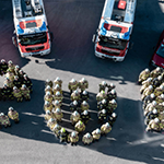 Vogelperspektive Feuerwehrmitglieder bilden Buchstaben ewr