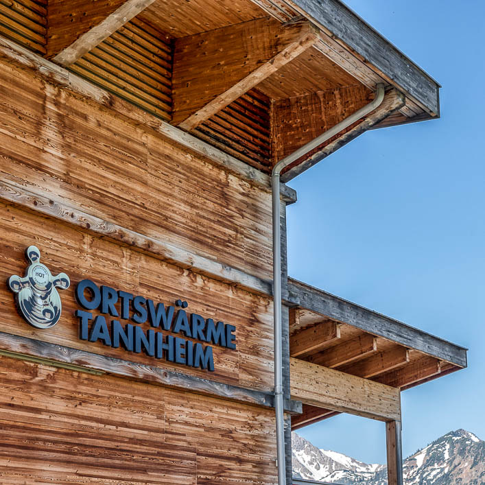 Detailaufnahme Fassade mit Schriftzug Ortswärme Tannheim