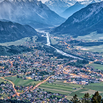 Ausblick auf Talkessel von Reutte in der Dämmerung