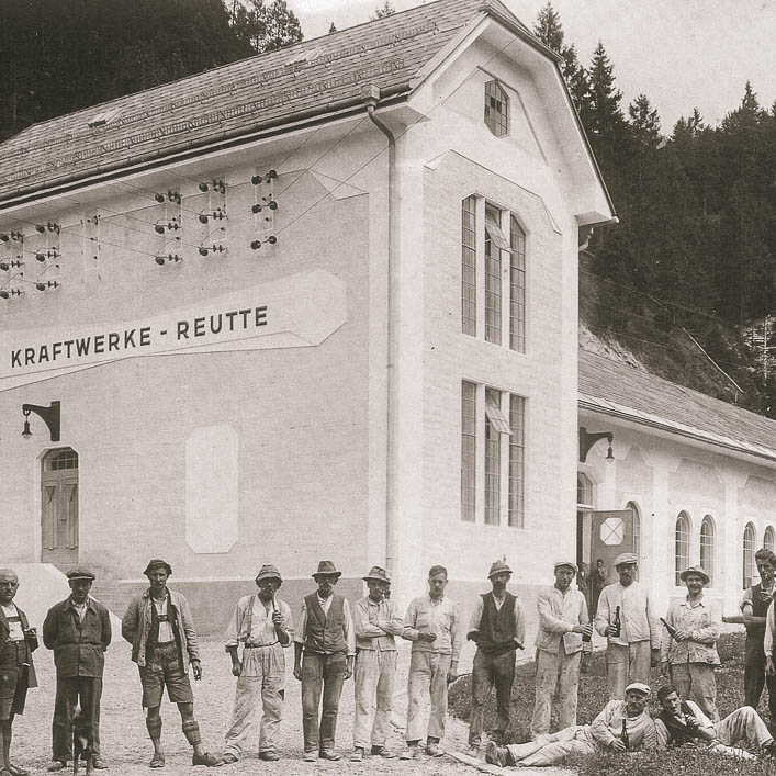 Arbeiter vor Kraftwerk historische schwarz weiß Aufnahme